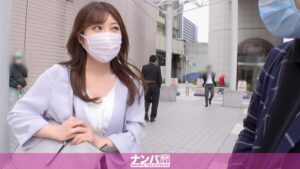美笑の濡れちかっ!? 仕事中に彼女の純白な肌が染みた後、Hな雰囲気に浸りイチャイチャなお姉さん!